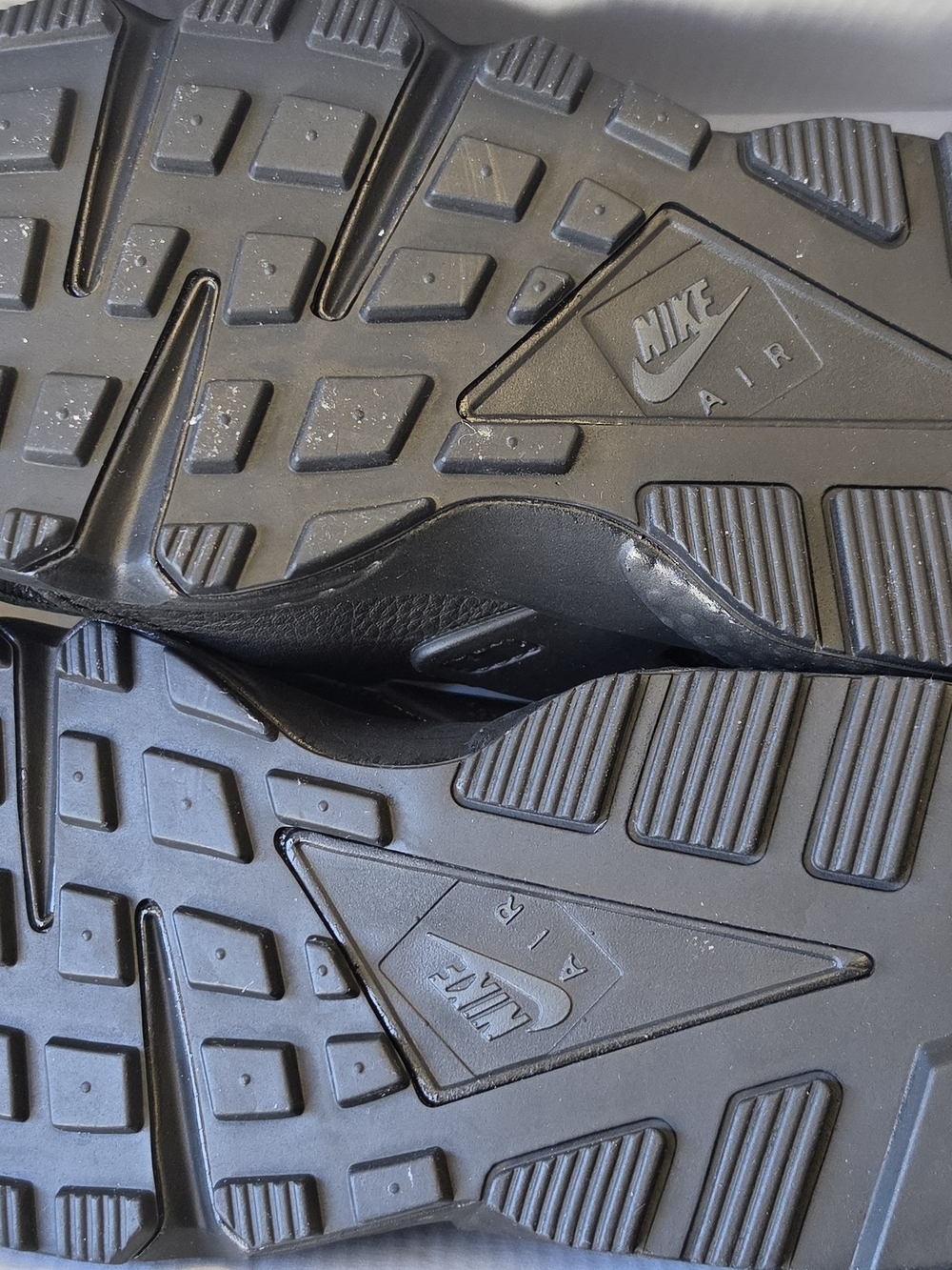 Nike Air Huarache "Triple Black / Anthracite" - Picture 9 of 12